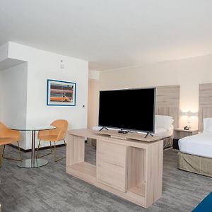 Premium Double Room Three Double Beds City View
